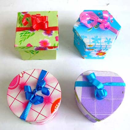 Online supply wholesale Gift jewelry boxes in assorted colors and variety of shapes with bows