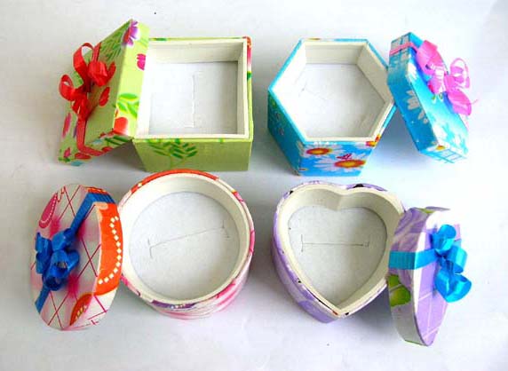 Online supply wholesale Gift jewelry boxes in assorted colors and variety of shapes with bows