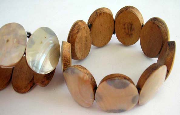 Quality fashion shinning genius oval shape seashell with coconut wood set in bangle   