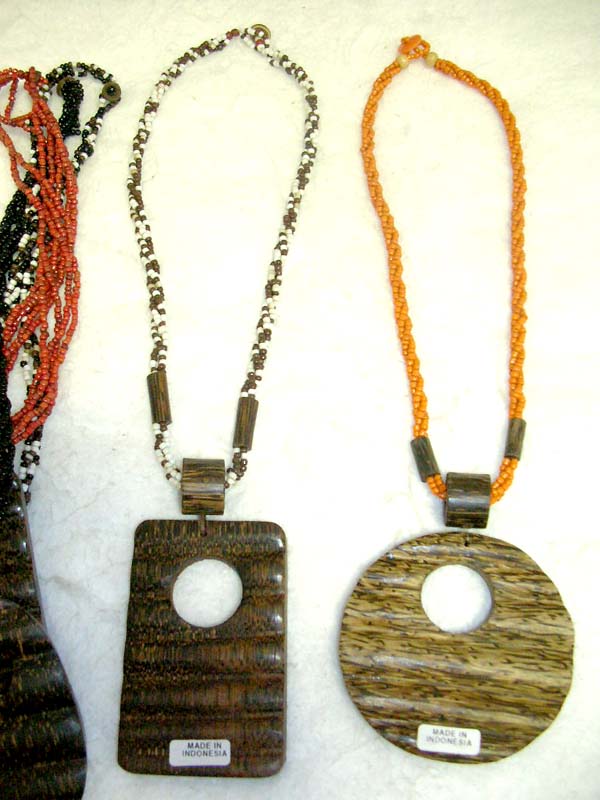 Coconut wooden collectible fashion necklace with twisted strings design          