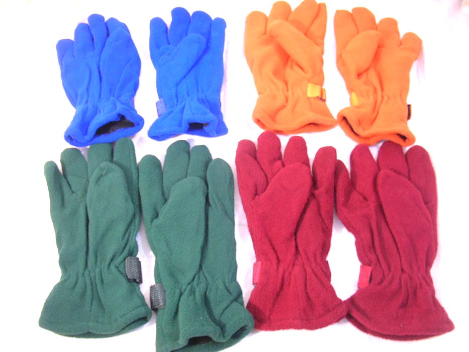Ployester winter glove with adjustable bend on wrist 