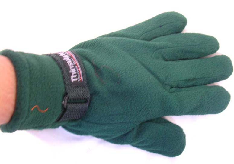 Ployester winter glove with adjustable bend on wrist 