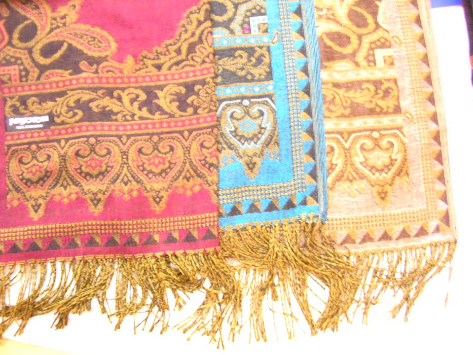 Elegant floral design with fring pashmina 