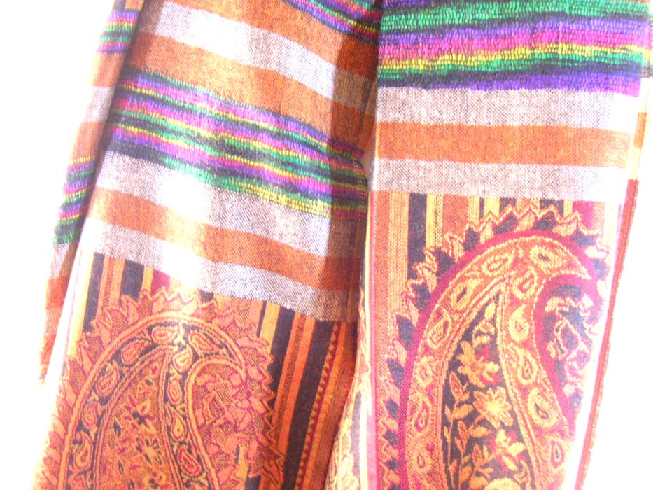 Line divided pattern with celtic circle design 