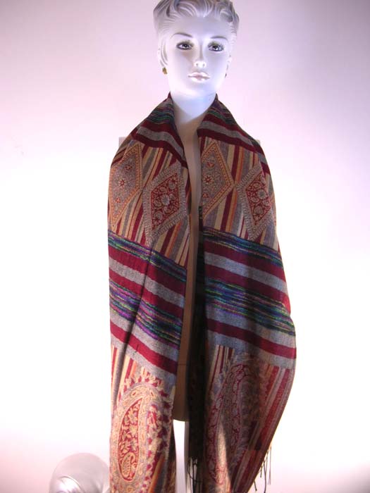 Line divided pattern with celtic circle design 