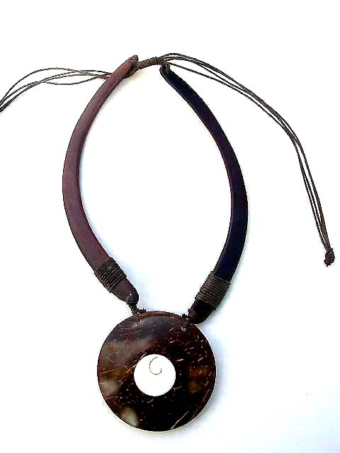 Bali bali solid choker style necklace with seashell  and wooden pendant, ladies fashion wholesaler