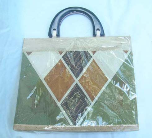 Handbag purse manufacturing supplier - Ladies tote bag with solid black handles and diamond design