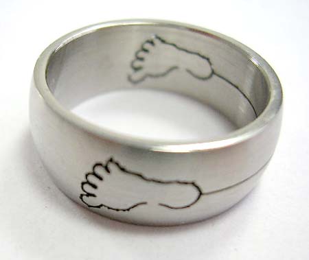 Gift jewelry finding wholesale, stainless steel ring with carved-in foot print with a line connect together        
