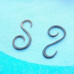 horn and bone jewellery wholesale.S spirals organic tunnels talons horn earring.