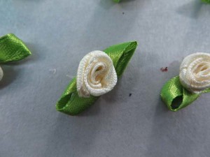 cream color satin ribbon rose flower applique / scrapbooking craft DIY / wedding decoration