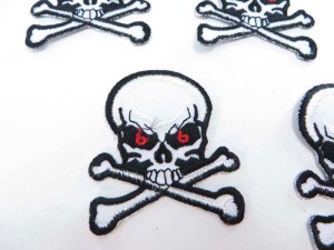 pirate skull crossbones Jolly Roger skeleton motorcycles biker chopper punk rock embroidered iron on patch / embroidered cloth badge motif applique / sew on applique patch