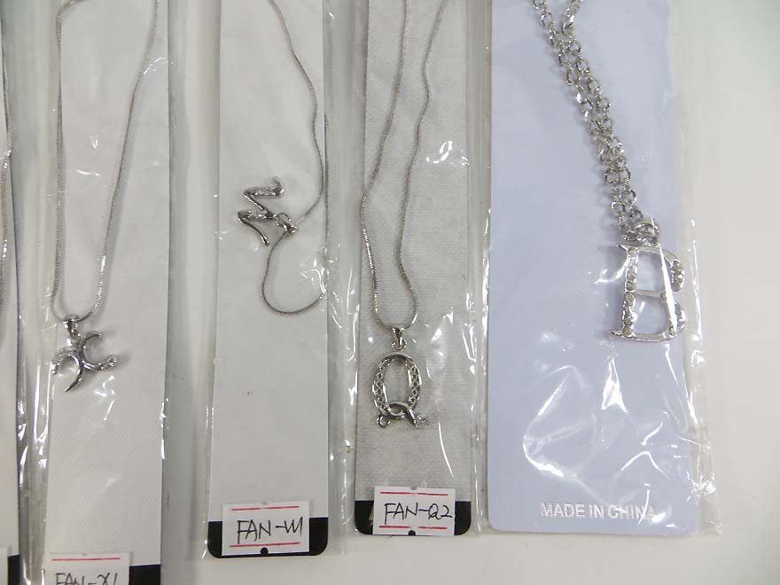 alphabet-initial-pendant-necklace-1b