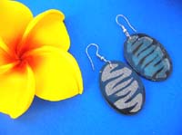 Olive resin wavy shape earring