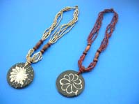 Flower pattern seashell necklace