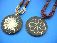 Flower pattern seashell necklace