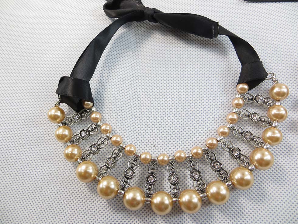 faux-pearl-ribbon-choker-2b