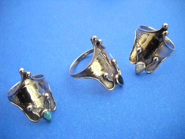 Wide pendant bronze ring with mini gemstone inlaid Ring Stone: Black or red onyx, blue or green turquoise, seashell