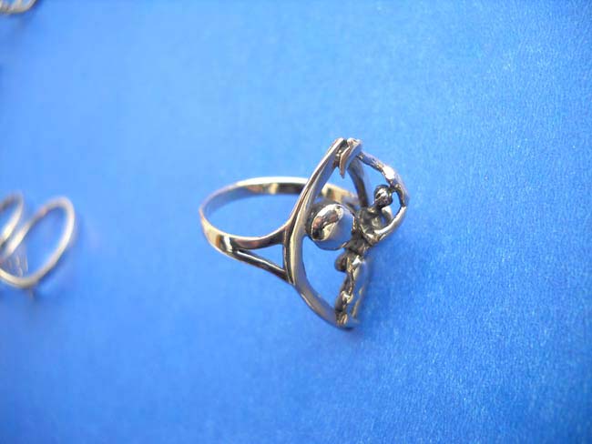 Men's playing basketball bronze ring