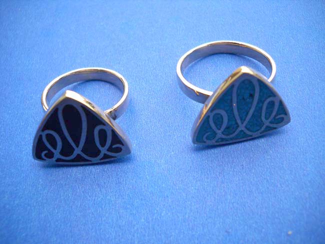 Cheese bronze ring with curvy line design Pendant Stone: Black onyx, abalone seashell