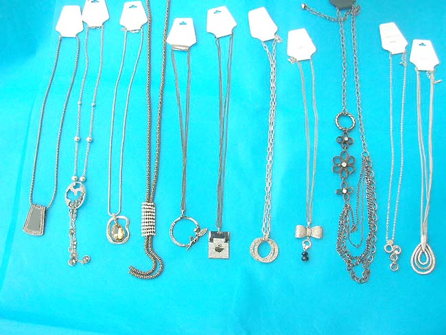 costume-necklaces-long-chains-8a