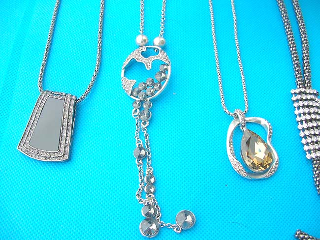 costume-necklaces-long-chains-8b