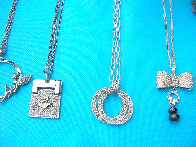 costume-necklaces-long-chains-8d