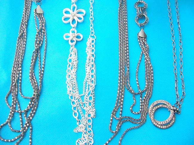 costume-necklaces-long-chains-8j