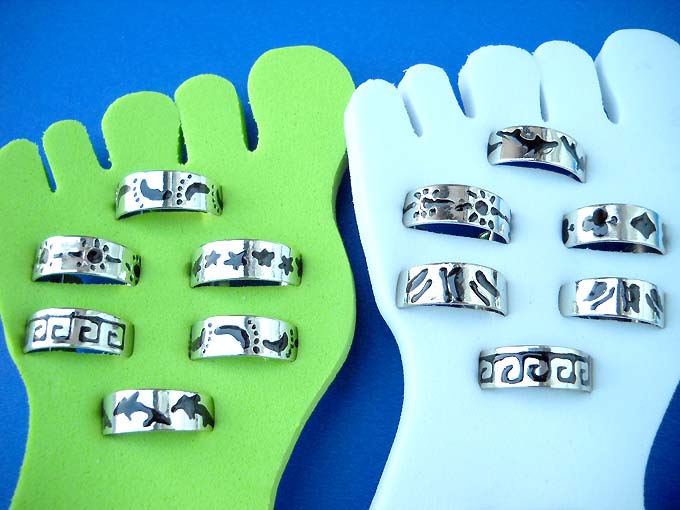 Assortment of black etch-in pattern adjustable silver plated toe ring. Comes with cutie foot foam display, b2b trade