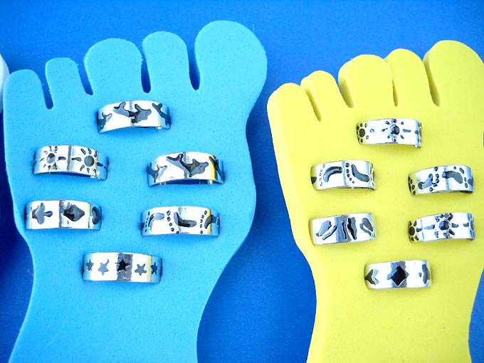 Assortment of black etch-in pattern adjustable silver plated toe ring. Comes with cutie foot foam display, b2b companies