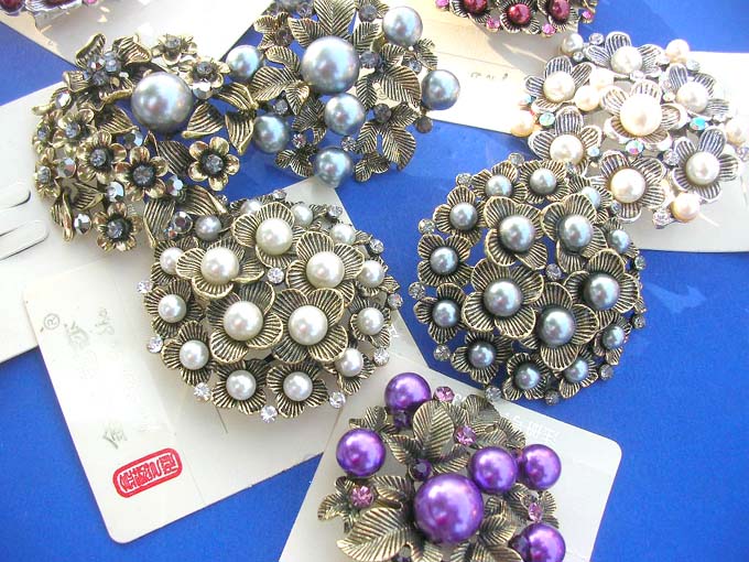 faux-pearl-retro-vintage-brooches-1b-pins