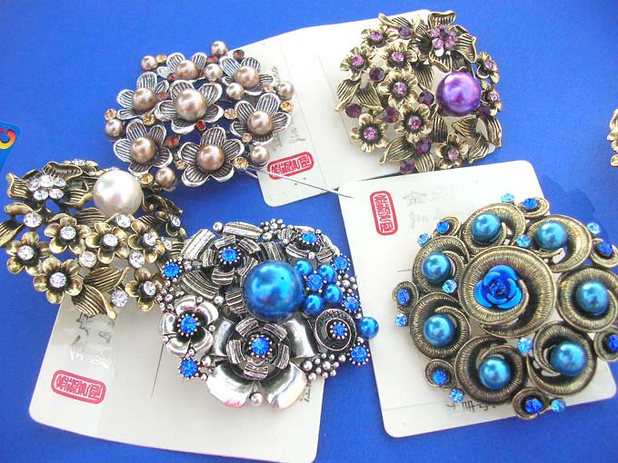 faux-pearl-retro-vintage-brooches-1f-pins
