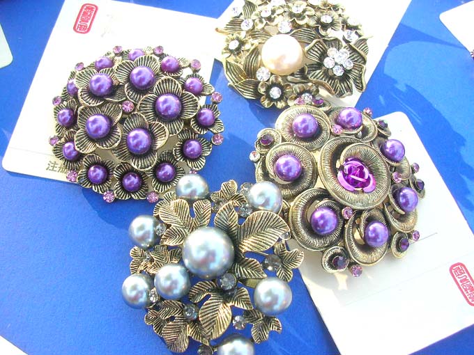 faux-pearl-retro-vintage-brooches-1h-pins