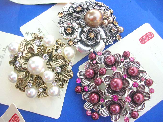 faux-pearl-retro-vintage-brooches-1i-pins