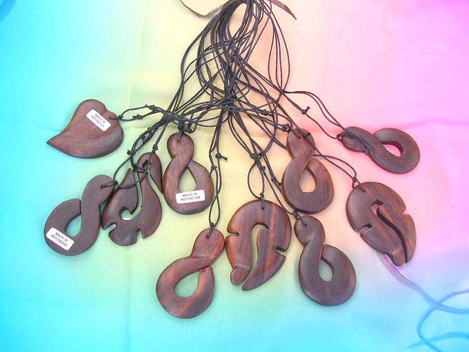 bali-wooden-pendant-necklaces