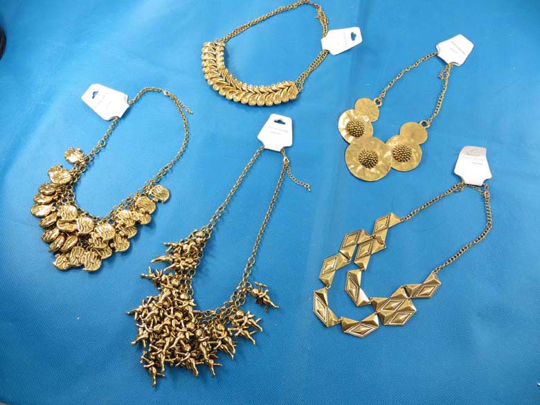 bib-necklaces-gold-tone-1a
