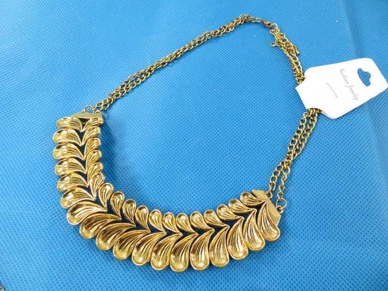 bib-necklaces-gold-tone-1b