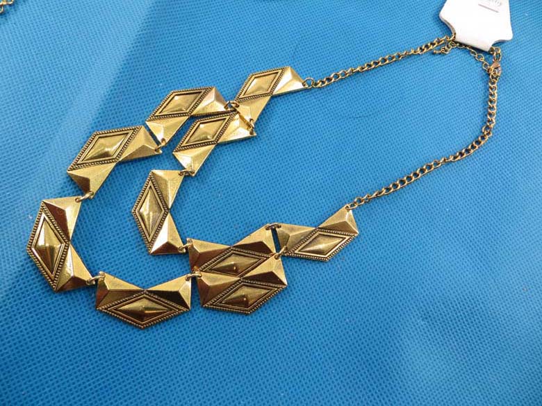 bib-necklaces-gold-tone-1c