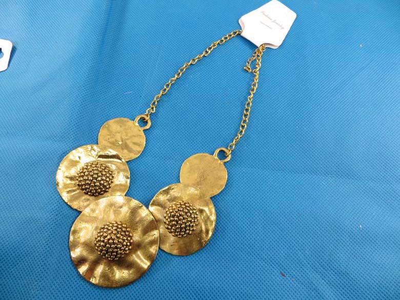 bib-necklaces-gold-tone-1d