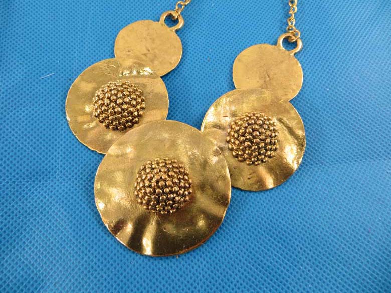 bib-necklaces-gold-tone-1e