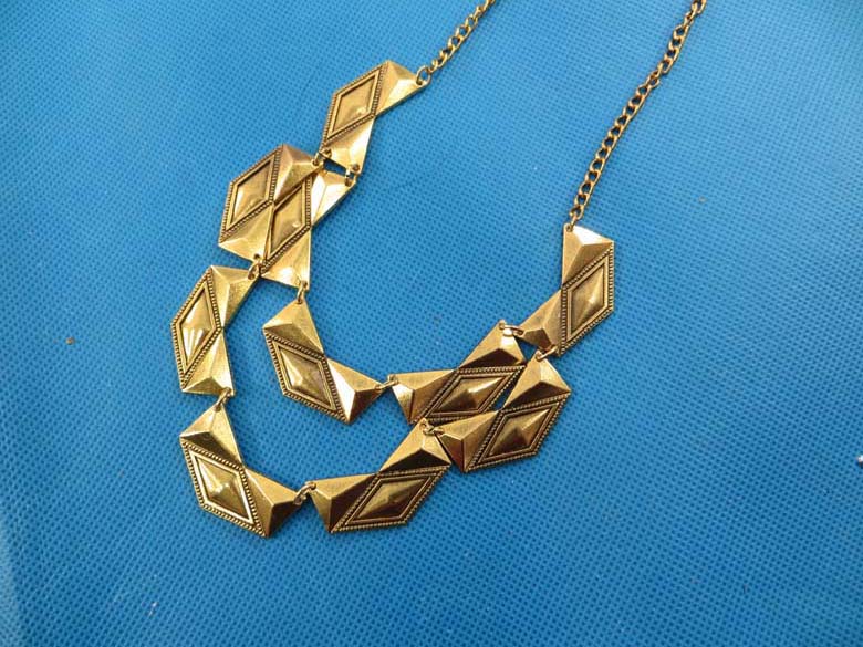 bib-necklaces-gold-tone-1f