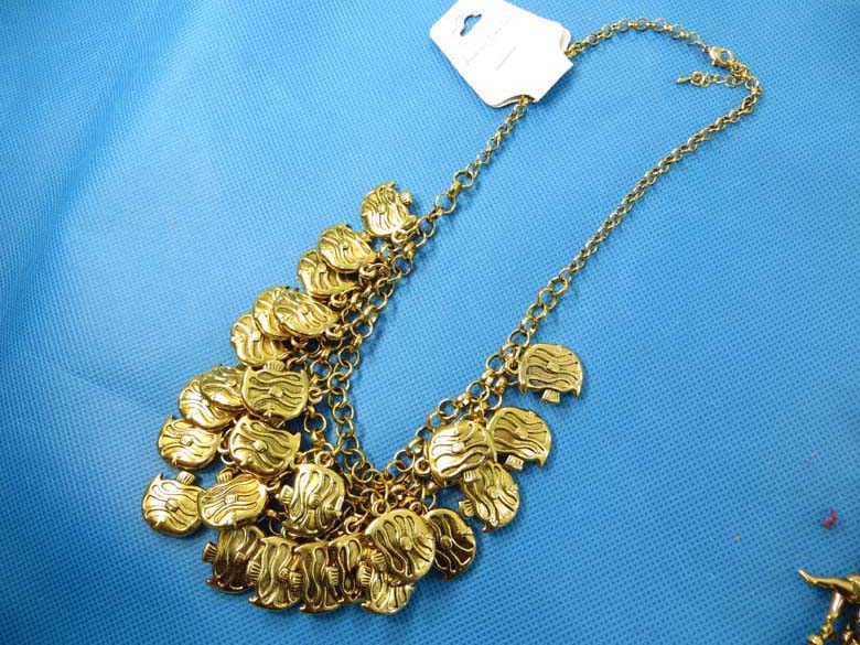 bib-necklaces-gold-tone-1k
