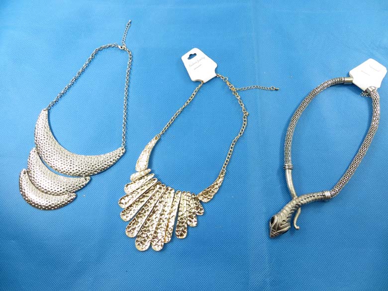 bib-necklaces-silver-tone-2a