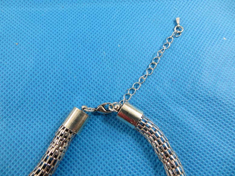 bib-necklaces-silver-tone-2d