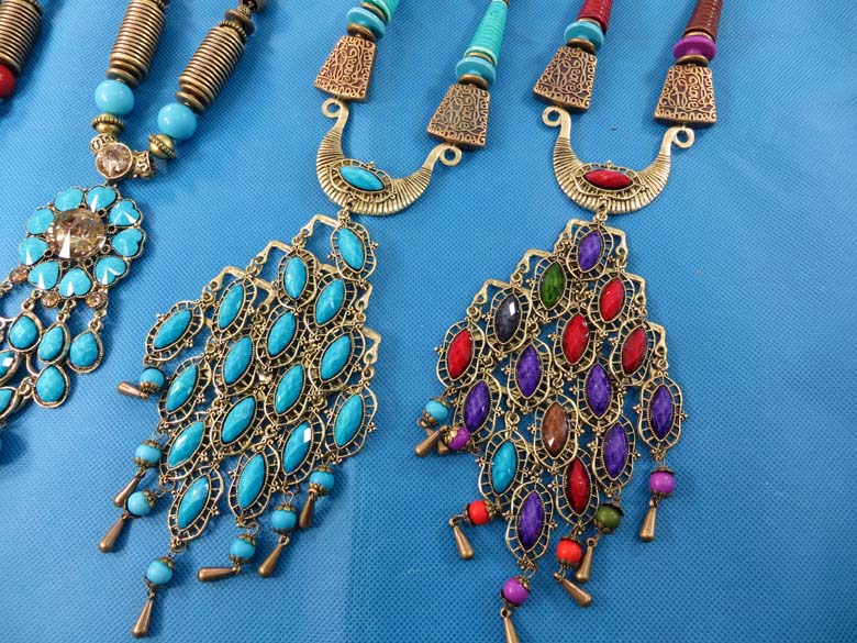 chuncky-vintage-retro-necklaces-10d