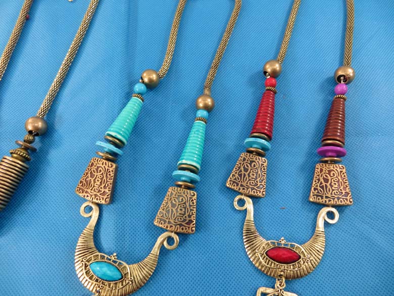 chuncky-vintage-retro-necklaces-10e