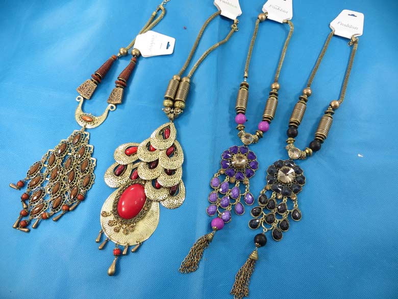 chuncky-vintage-retro-necklaces-10h