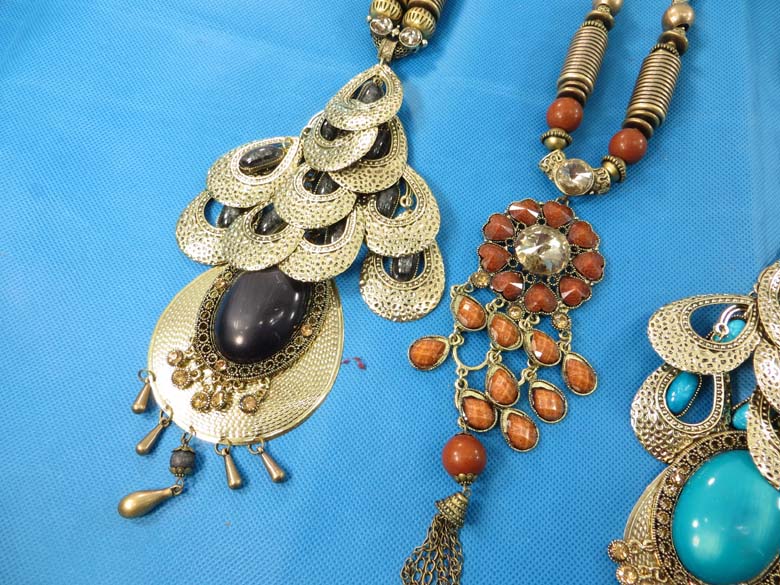 chuncky-vintage-retro-necklaces-10n