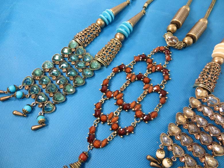 chuncky-vintage-retro-necklaces-10q