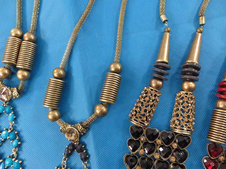 chuncky-vintage-retro-necklaces-10v