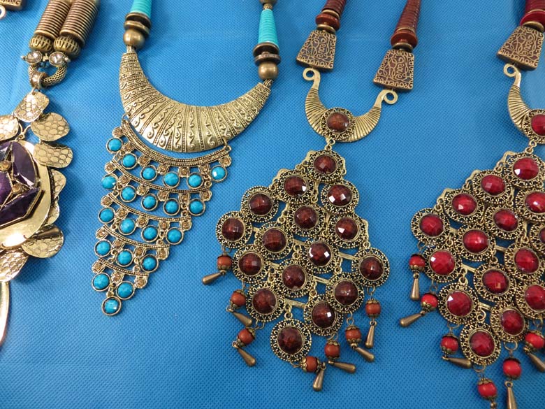 chuncky-vintage-retro-necklaces-20ac